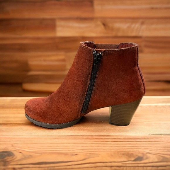 Clarks Women's Pause
Camelia Boot Size 8M Block
Heel Chelsea Red Suede Pull
On - Picture 8 of 12